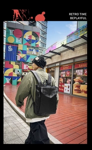 Gros plan d'un sac à dos vintage en cuir noir sur un mannequin en milieu urbain