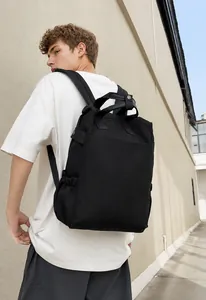 Photo extérieure d'un sac à dos noir haute capacité en toile durable avec des poches latérales