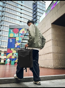 Gros plan sur le sac à dos en cuir noir avec rabat carré et style urbain de rue