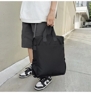 Détail du tissu en nylon durable et des coutures renforcées de ce sac à dos noir