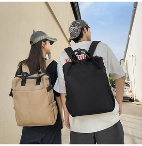 Vue extérieure de sacs à dos décontractés de grande capacité en kaki et noir tendance