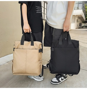 Détail de sacs à dos en toile kaki et noir avec poignées renforcées et poches à cordon