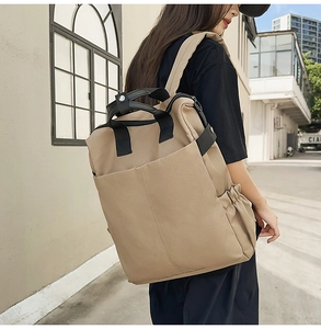 Sac à dos en toile kaki en extérieur avec sangles noires et poches latérales à cordon
