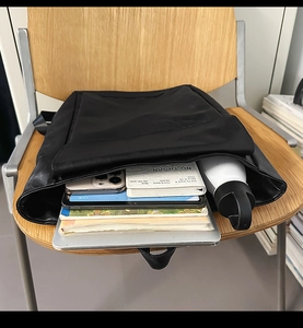 Détails de l'intérieur du sac à dos rétro en cuir noir avec un grand espace de rangement