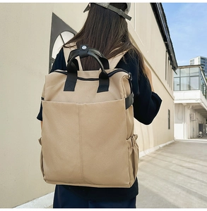 Vue détaillée du sac à dos en toile kaki grande capacité avec double poignée et poche