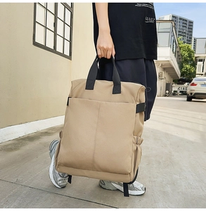 Détail du sac à dos en toile kaki avec poches multiples et cordons ajustables