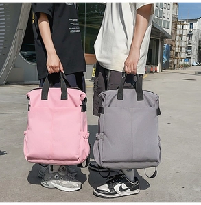 Vue latérale d'un sac à dos avec poche élastique pour bouteille d'eau et doubles poignées