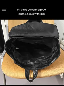 Capacité interne du sac à dos vintage en cuir noir avec plusieurs compartiments