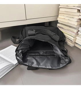 Vue intérieure du grand sac à dos avec compartiment PC et poche zippée sécurisée