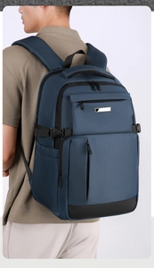 Détail d'un sac à dos de voyage bleu avec bretelles renforcées et poche latérale filet