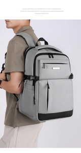 Gros plan du sac à dos d'affaires gris avec boucles latérales et compartiments zippés