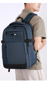 Vue latérale du sac à dos d'affaires bleu foncé pour ordinateur avec tissu imperméable