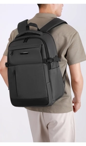 Vue détaillée d'un sac à dos d'affaires grande capacité avec boucles de rangement latérales