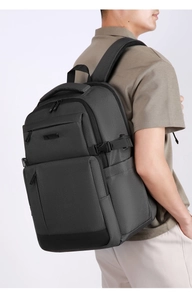 Bretelles rembourrées ergonomiques et boucles latérales sur sac à dos business gris
