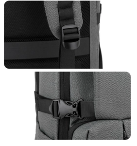 Détails du tissu gris durable et des boucles en plastique noir sur le sac à dos