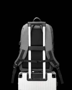 Zaino porta PC grigio con fascia posteriore fissata sulla maniglia del trolley
