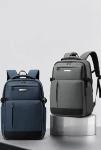 Dettaglio degli zaini business blu navy e grigi con tessuto resistente e zip multistrato