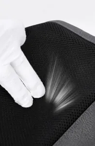 Dettaglio dello schienale ergonomico imbottito con rete traspirante sullo zaino business