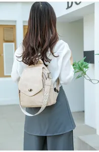 Détail du sac à dos en cuir souple avec sangle géométrique et fermoir rotatif en métal