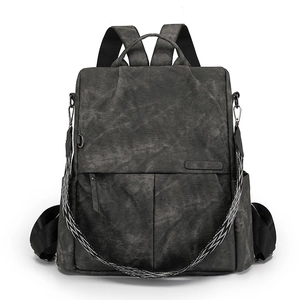 Zaino grigio antracite minimalista con tracolla geometrica su sfondo bianco