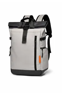 Détail du sac à dos extérieur en nylon gris imperméable avec des accents orange vif modernes