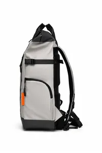 Vue latérale du grand sac à dos de plein air gris et noir avec sangles orange vives