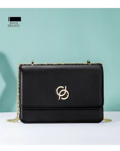 Détail du sac à bandoulière en cuir noir avec chaîne dorée et logo anneaux entrelacés