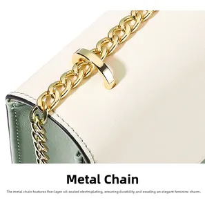 Détail macro du sac à chaîne de luxe avec ferrures dorées et finition haut de gamme