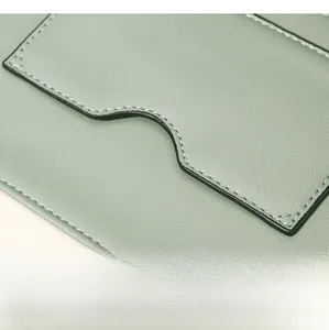 Gros plan sur la double couture du cuir vert clair à texture grainée lychee