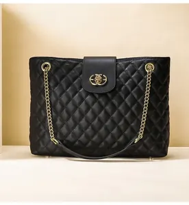 Detailaufnahme der schwarzen gesteppten Ledertasche mit Goldkette und Metallverschluss