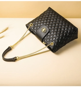 Detailansicht der schwarzen gesteppten Ledertasche mit Goldkette und Rundverschluss