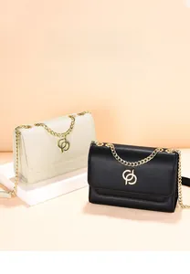 Détail du sac à bandoulière en cuir avec ferrures dorées et bandoulière chaîne