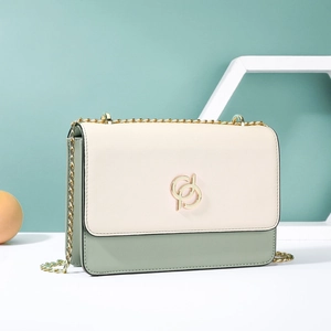 Sac à bandoulière minimaliste vert menthe et crème avec logo en métal doré