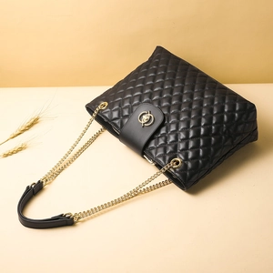 Klassische schwarze gesteppte Ledertragetasche mit Goldkette und Drehverschluss