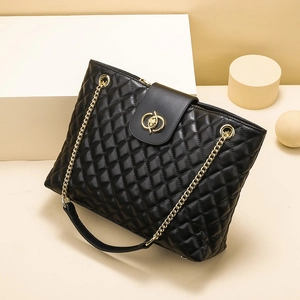 Klassische schwarze gesteppte Ledershopper mit goldener Kette und edlen Beschlägen