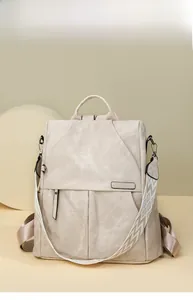 Dettaglio zaino beige minimalista con tasche multizona e tracolla con motivo jacquard