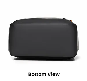 Vue du fond du sac à dos extensible montrant le matériau noir résistant à l'usure