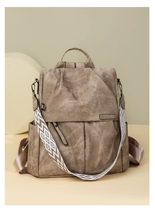 Dettaglio zaino vintage marrone scuro con tracolla intrecciata a motivi geometrici