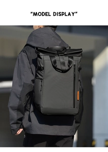 Sac à dos roll-top avec tirettes orange porté sur un fond urbain gris élégant