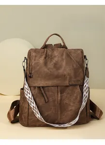 Zaino in tela marrone con ampia tracolla rimovibile con motivi geometrici in bianco e nero