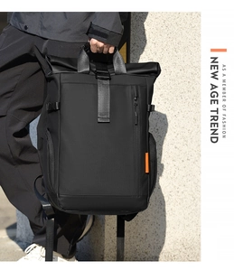Détail du sac à dos d'extérieur extensible noir avec fermeture à enroulement et étiquette orange