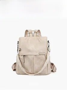 Dettaglio zaino beige con tracolla a onde e trama in pelle sintetica effetto martellato