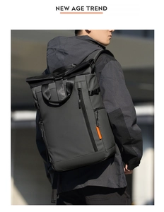 Détail d'un sac à dos roll-top extensible en tissu résistant à l'eau avec tirette orange