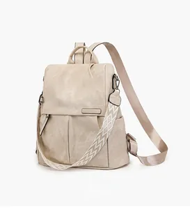 Vista laterale dello zaino in pelle beige con tracolla decorativa in stile etnico