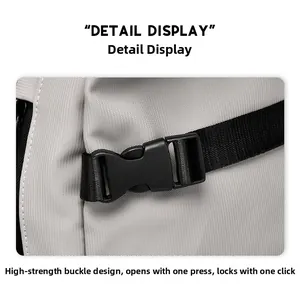 Détail de la boucle à dégagement rapide et de la sangle en nylon sur le sac à dos gris
