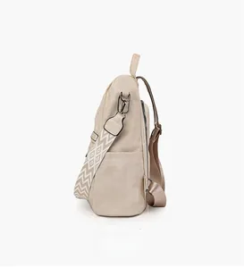 Vista laterale dello zaino in tela beige con ampia tracolla geometrica in stile etnico
