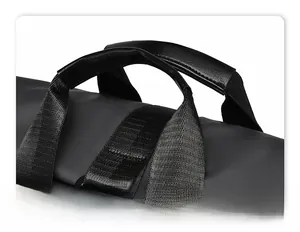 Détail de la poignée en cuir renforcée et sangle nylon sur sac à dos de voyage noir