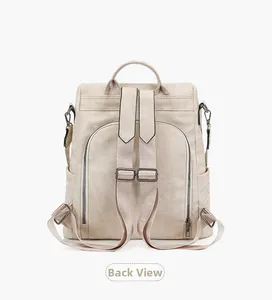 Dettaglio del retro dello zaino beige con spallacci regolabili e tasca con zip antifurto nascosta