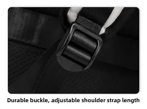 Gros plan sur la boucle robuste et la sangle ajustable en nylon d'un sac à dos noir