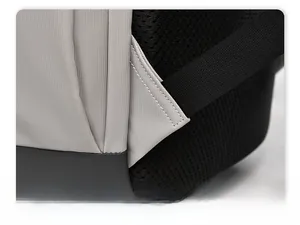 Détail de la couture triangulaire renforcée et du mesh respirant sur le sac à dos